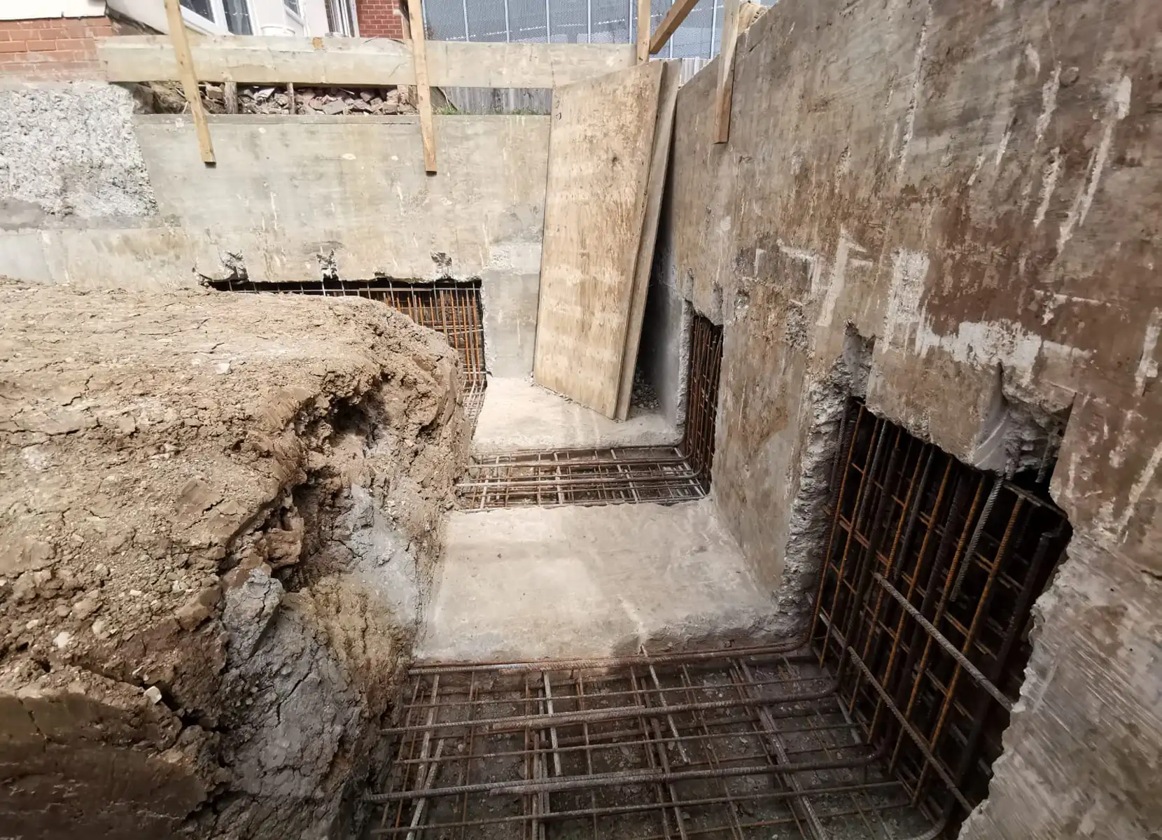 Basement underpinning - Design of a retaining wall with Mesh Rebar Hit and Miss Sequence